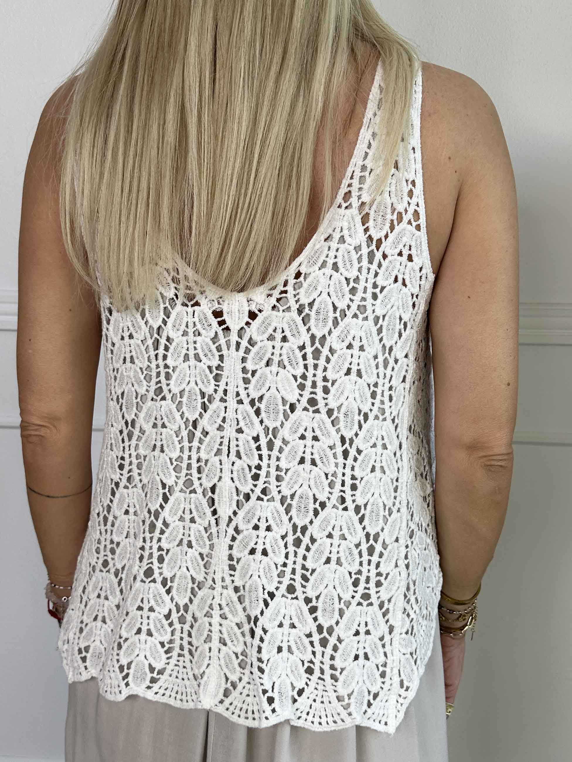 Ida - Sød broderet top i bomuld